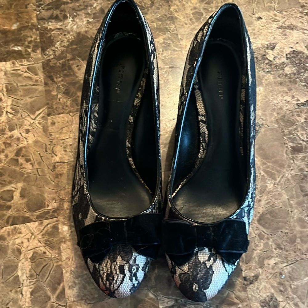 Fioni Black Lace pumps